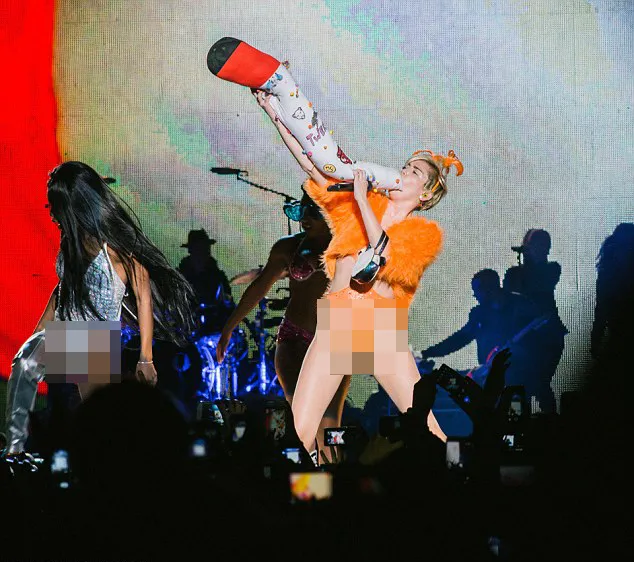 Aksi liar Miley di atas panggung © Shutterstock via dailymail.co.uk