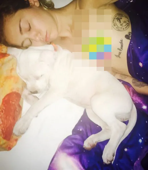 Miley kembali pamer foto topless © instagram.com/mileycyrus
