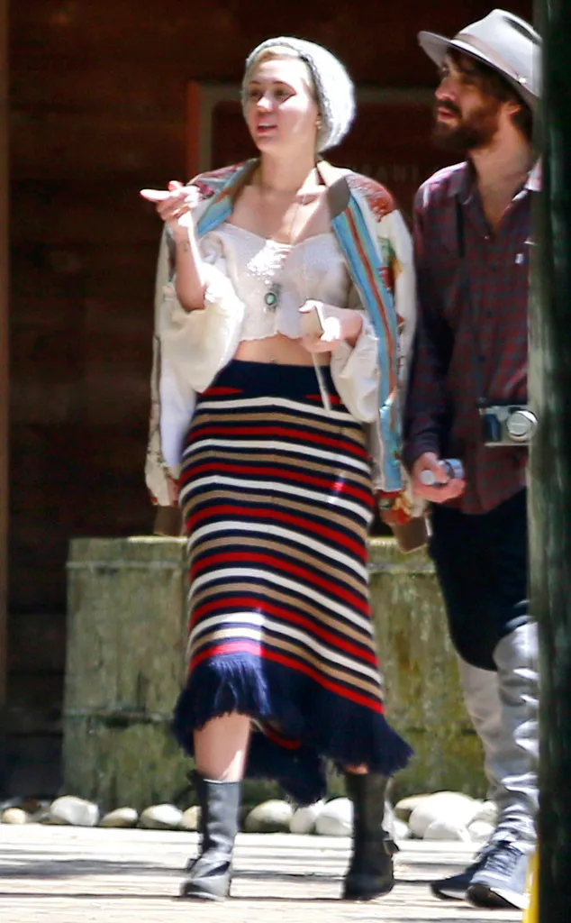 Tanpa Patrick, Miley tetap menikmati liburannya @ eonline.com