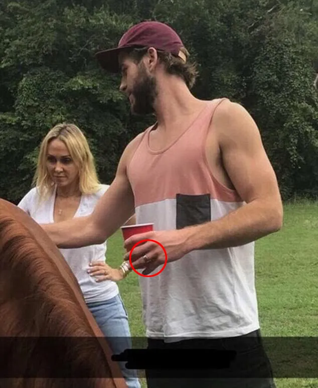 Inikah cincin pernikahan Liam dengan Miley? © TMZ