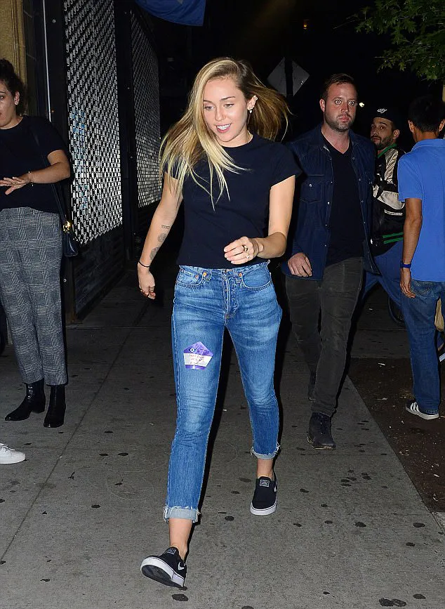 Miley makin cantik dengan gaya casual © dailymail.co.uk