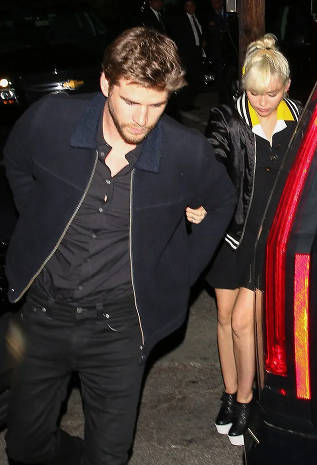 Miley gandeng mesra tangan Liam © dailymail.co.uk