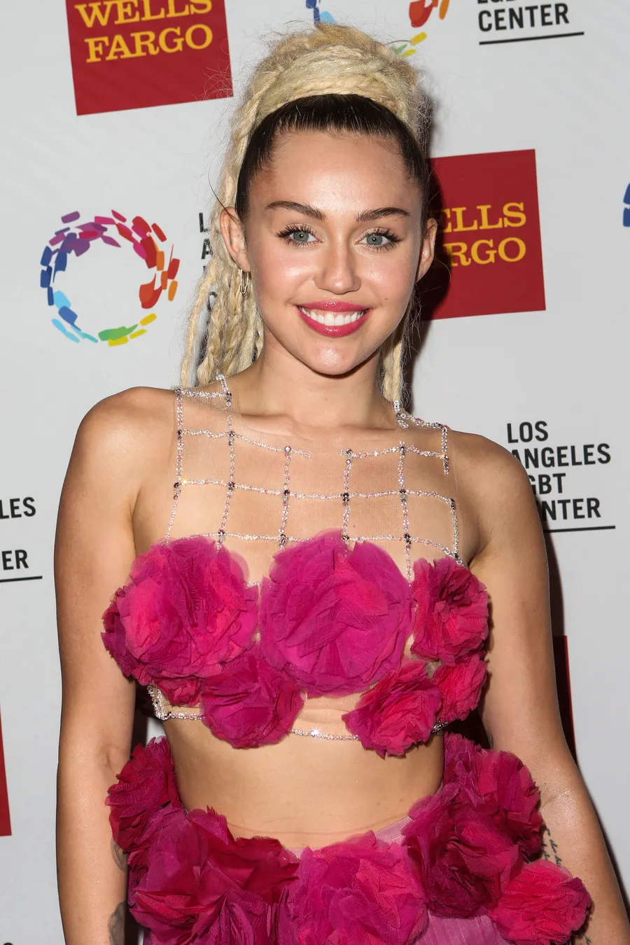 Miley kembali berpose bugil © Splashnews.com