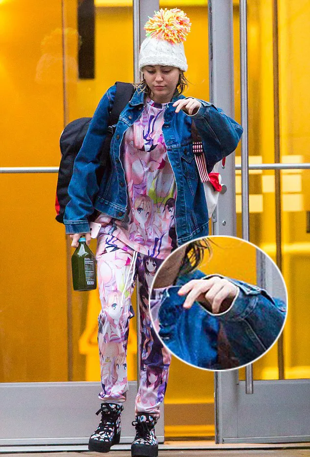 Miley tak lagi pakai cincin tunangannya, ada apa? © Splashnews via dailymail.co.uk