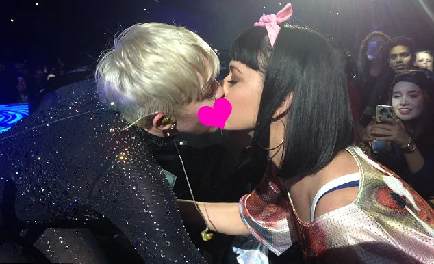 Foto kontroversial saat Miley cium bibir Katy © istimewa