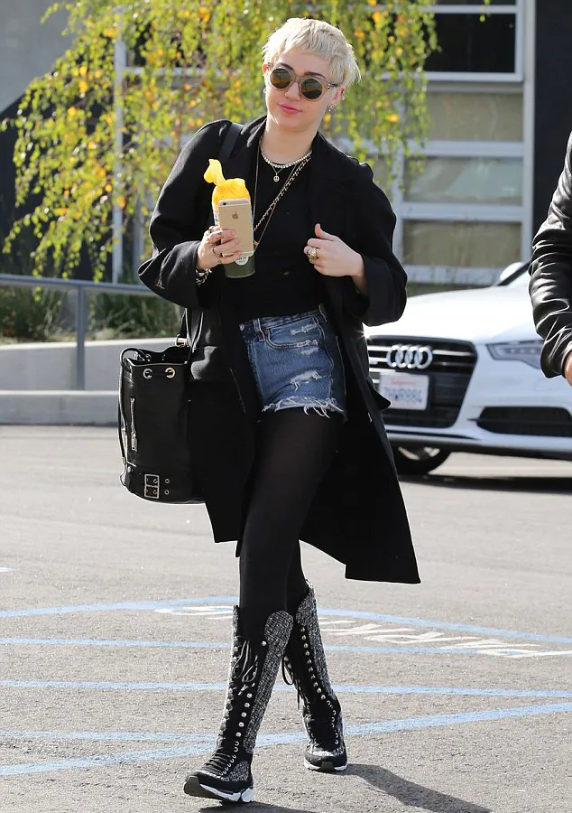 Miley dengan penampilan tertutup, keren? @ dailymail.co.uk