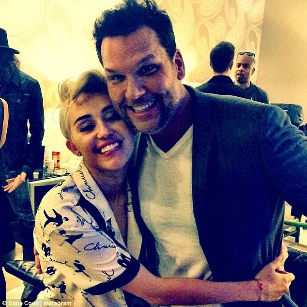 Dane Cook tanggapi rumor hubungannya dengan Miley Cyrus © instagram.com/Dane Cook
