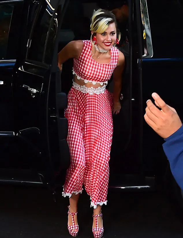 Miley tampil cantik menggemaskan! © dailymail.co.uk