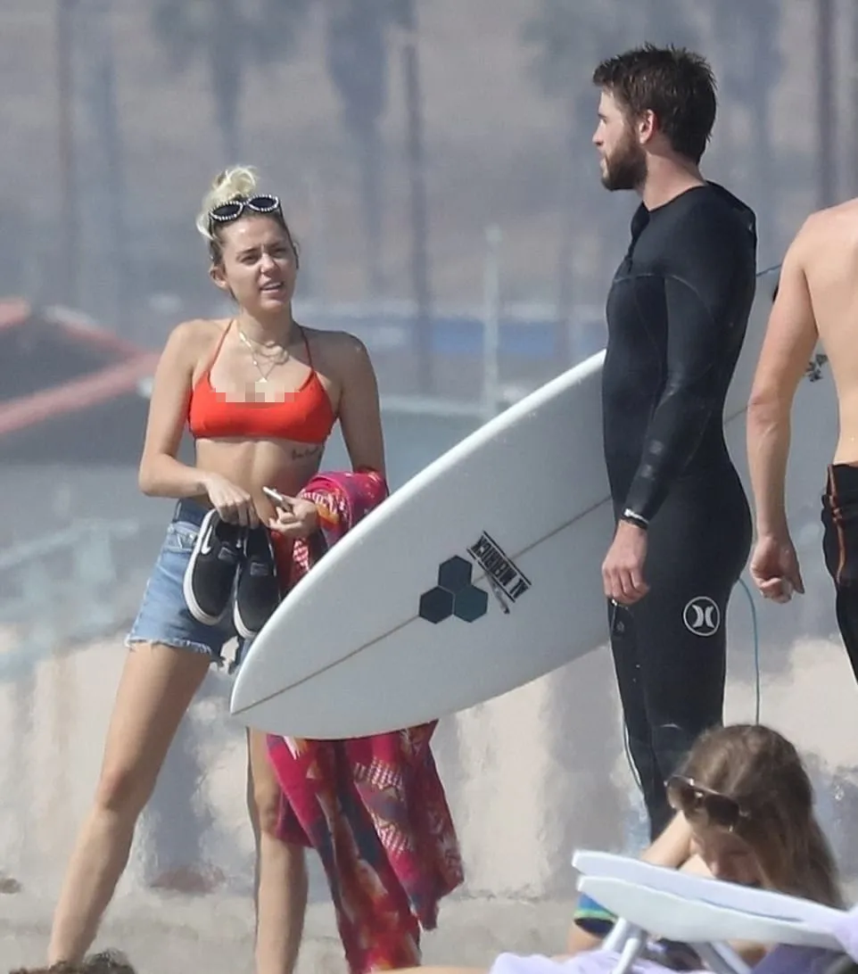 Miley dan Liam kencan di pantai Malibu © dailymail.co.uk