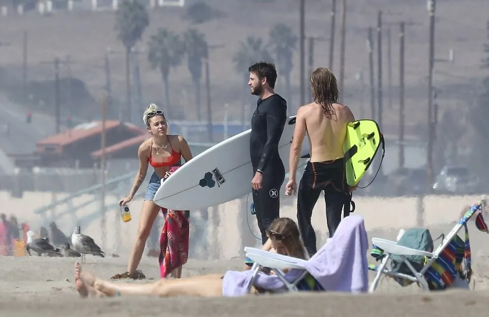 Mereka juga ditemani oleh salah seorang rekannya © dailymail.co.uk