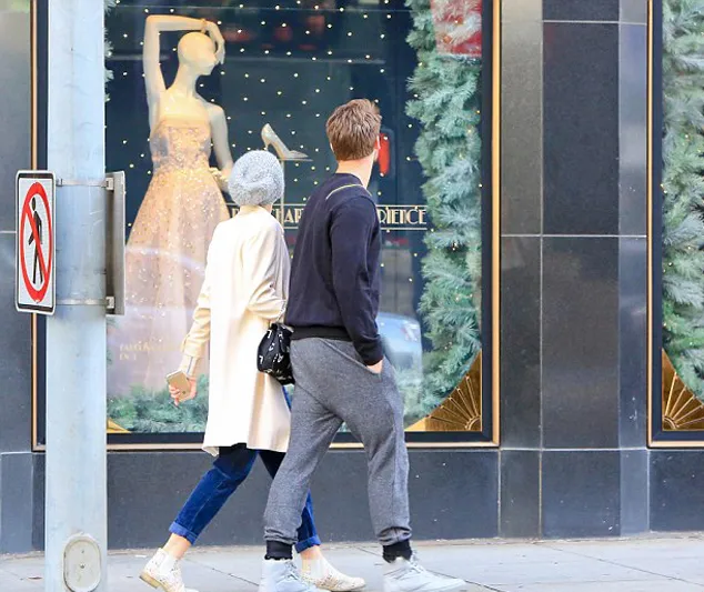 Miley dan Patrick memperhatikan gaun pengantin di sebuah toko @ dailymail.co.uk