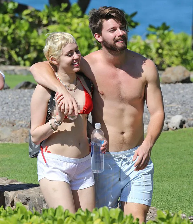 Miley dan Patrick makin intim ©fameflynet.com