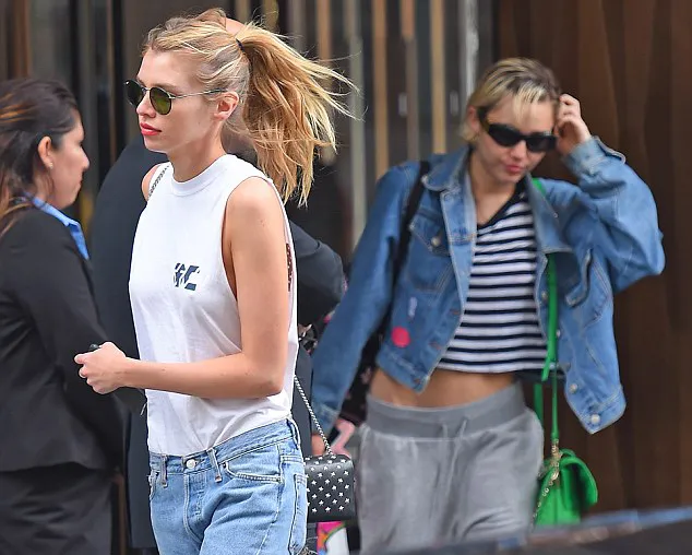 Miley dan Stella tertangkap tidur sehotel ©splashnews.com
