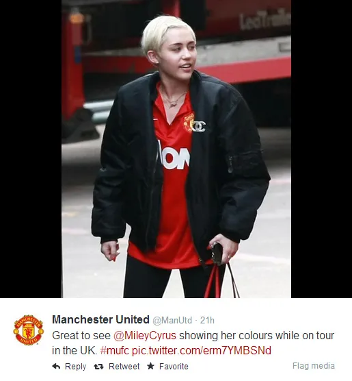 Miley Cyrus dengan kostum MU @ Twitter/Manchester United