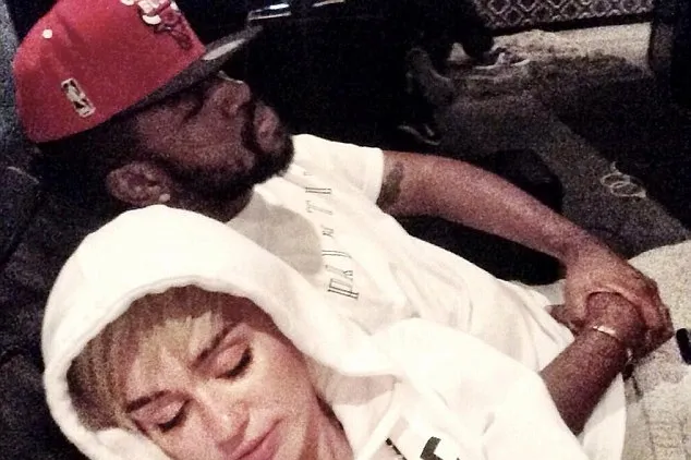 Mike dan Miley @ Twitter/Miley Cyrus
