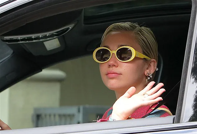 Inikan senyum getir dari seorang Miley? @ dailymail.co.uk