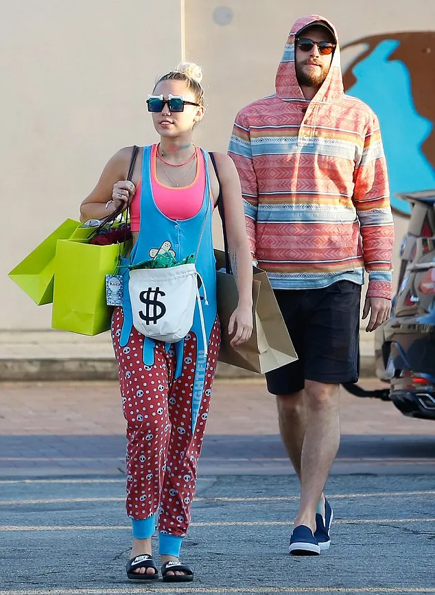 Miley dan Liam tertangkap shopping bareng © FameFlynet/dailymail.co.uk