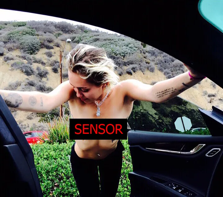 Inilah salah satu foto panas Miley saat berpose topless @ instagram.com/mileycyrus