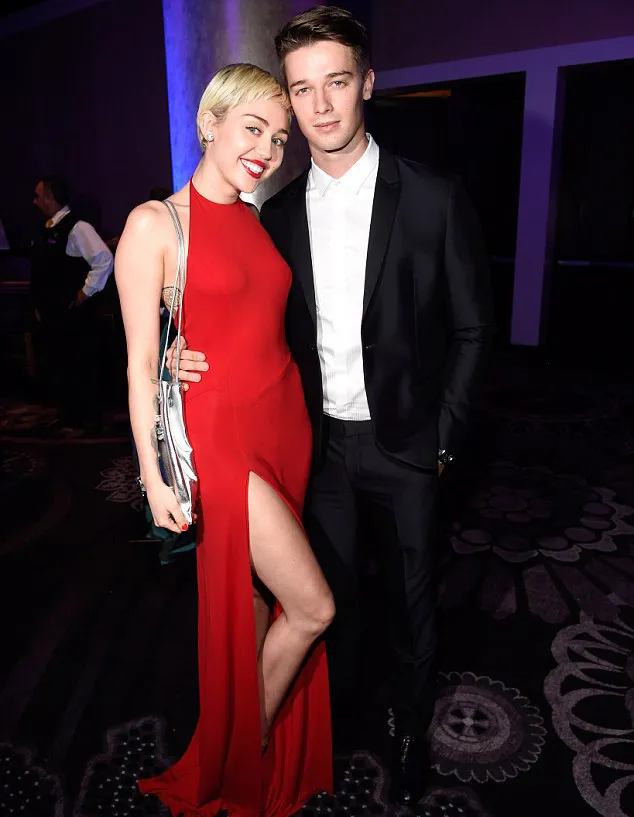 Miley dan Patrick tetap saja mesra usai rumor perselingkuhan yang beredar @ dailymail.co.uk