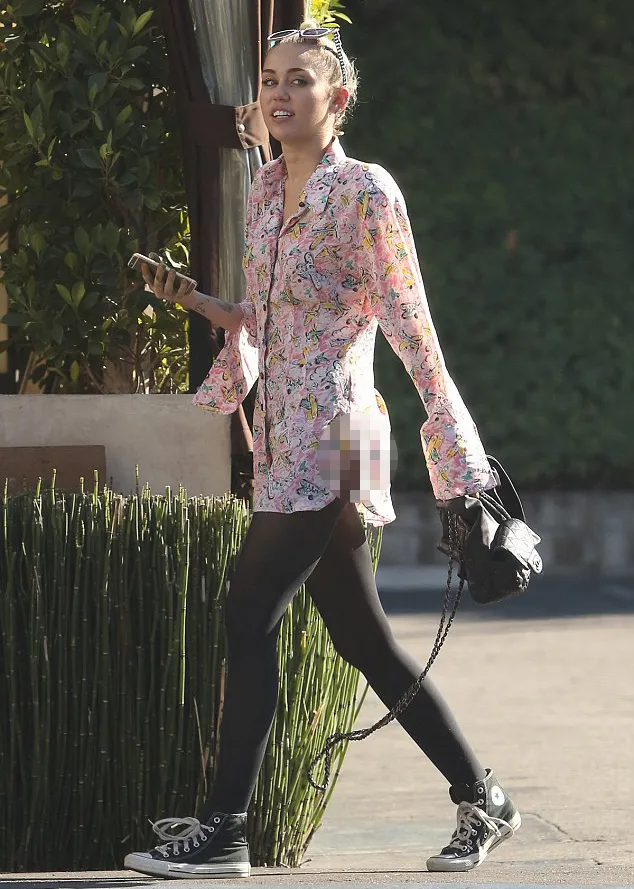 Miley ketahuan tak pakai dalaman @ dailymail.co.uk