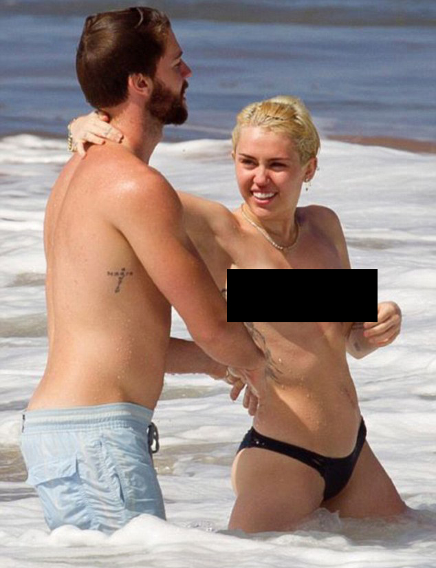 Miley topless di pantai Hawaii ©splashnews.com