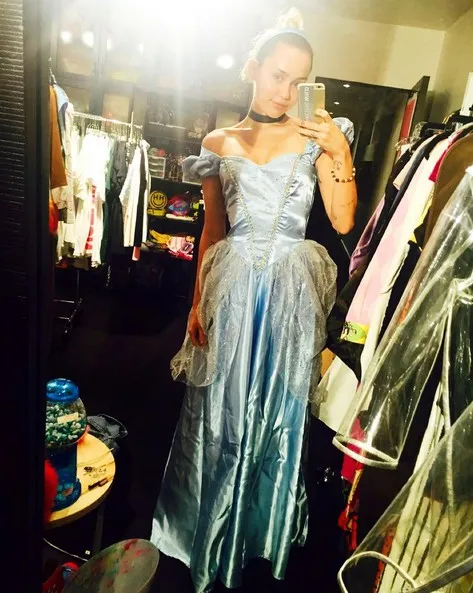 Miley secantik Cinderella © instagram.com/mileycyrus