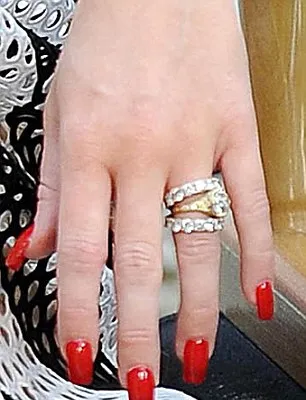 Cincin Miley Cyrus @ dailymail.co.uk
