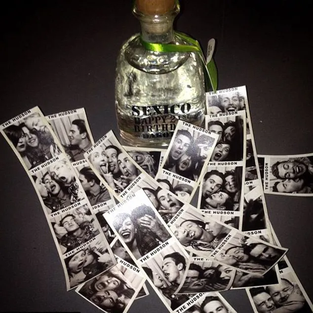 Photobooth seru ala Miley dan Patrick @ instagram.com/Dakota Gomez