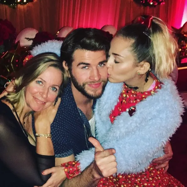 Sweet kiss for Liam! © instagram.com/liamhemsworth