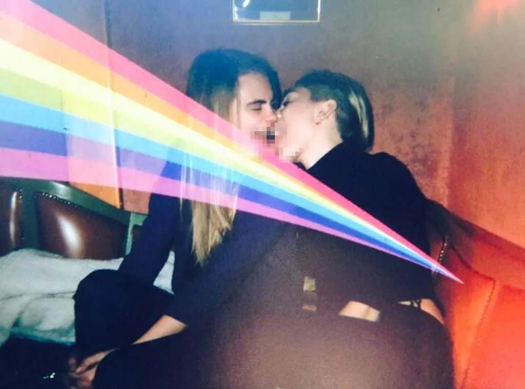 foto nakal miley cyrus - cara delevingne beredar di dunia maya