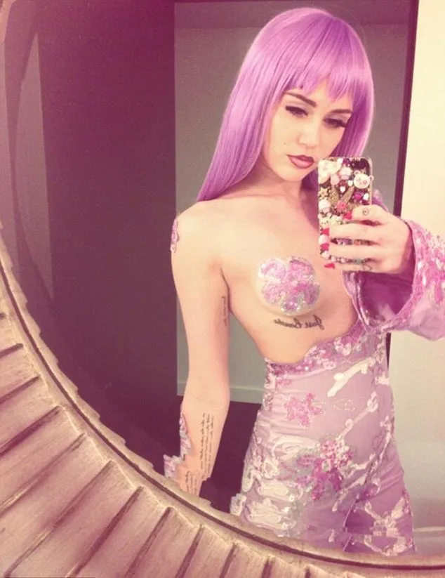 Kostum seksi Miley Cyrus ala Lil Kim @ dailymail.co.uk