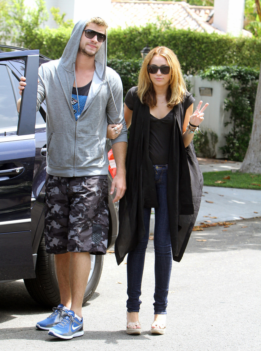 Liam dan Miley kabarnya akan nikah di pantai © Splashnews.com