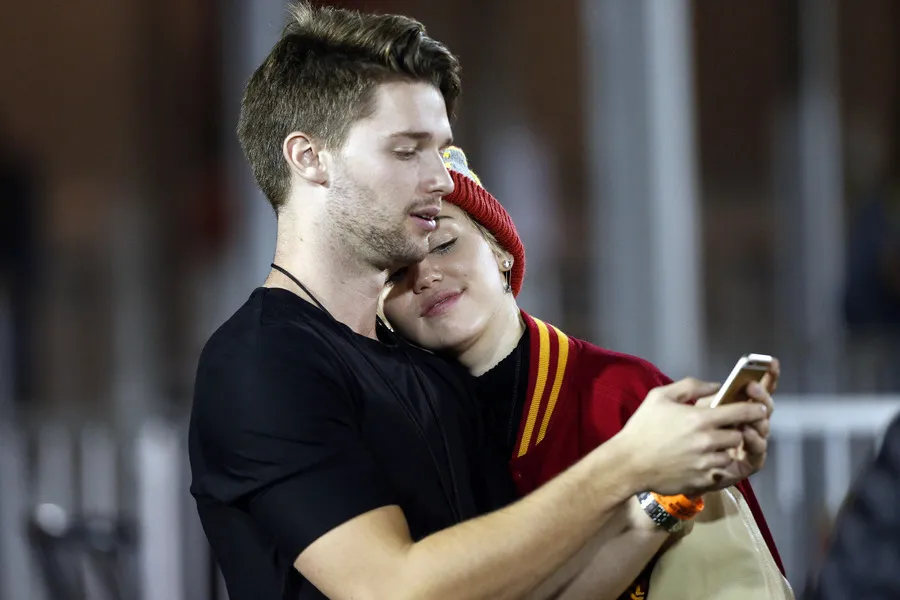 Patrick Schwarzenegger dan Miley Cyrus dikabarkan kembali dekat @ Splashnews