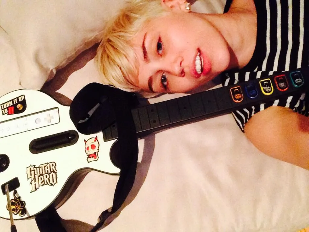 Miley Cyrus lebih memilih main game ketimbang datang ke Grammy. ©Twitter