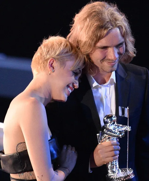 Miley dan Jesse @ dailymail.co.uk