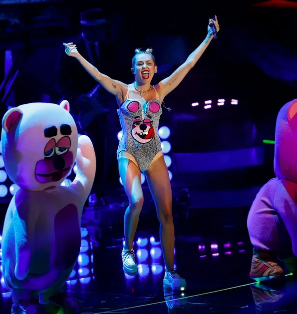 Aksi Miley Cyrus di MTV VMA 2013 @ ibtimes.com