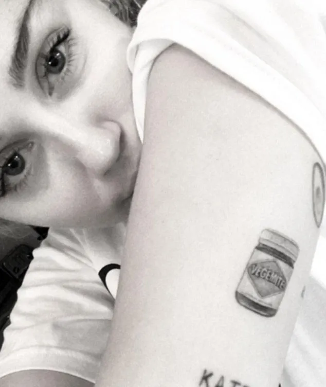 Miley Cyrus bikin tato baru bergambar selai Vegemite yang merupakan selai favorit Liam Hemsworth sedari kecil © Instagram.com/doctorwootatoo