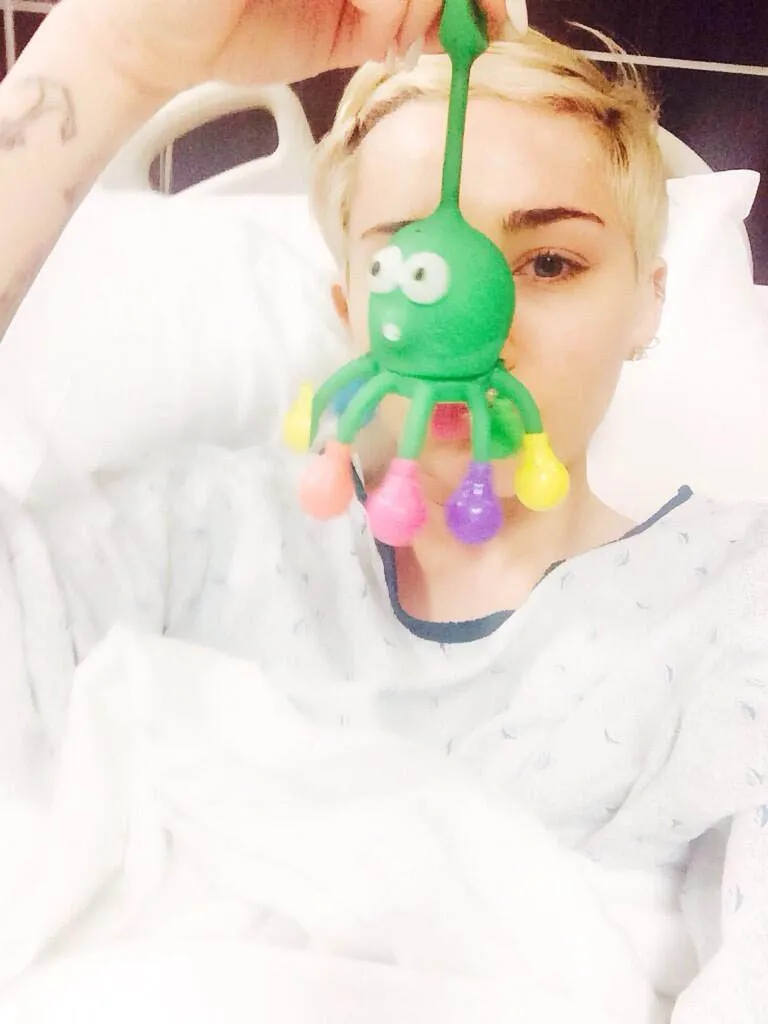 Miley Cyrus tengah dirawat di rumah sakit. ©Twitter/MileyCyrus