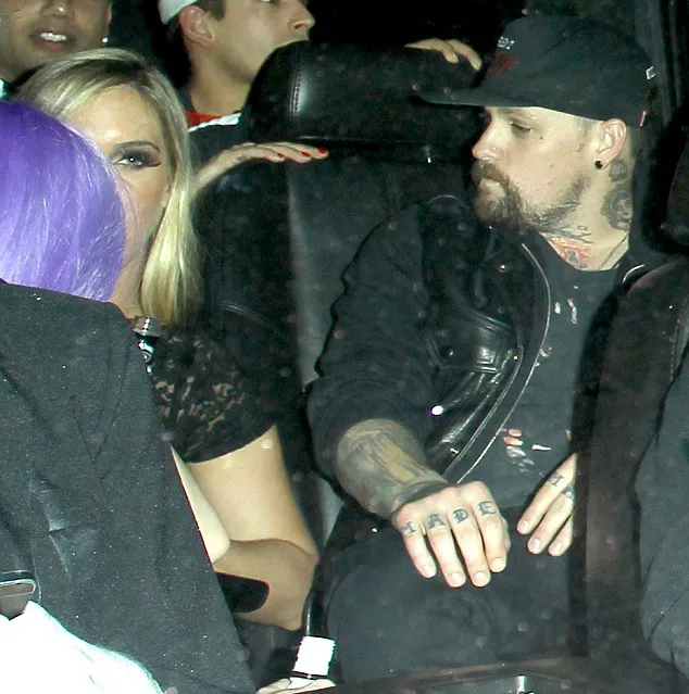 Miley (rambut ungu) tampak satu mobil dengan Benji Madden (kanan). Foto: dailymail.co.uk