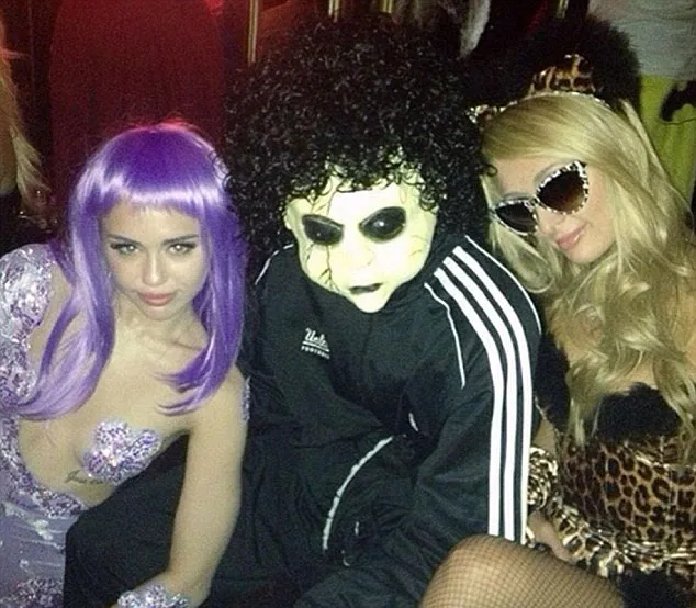 Miley Cyrus bersama teman-temannya saat pesta Halloween Foto: dailymail.co.uk