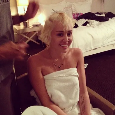 Foto Miley Cyrus Saat Rambutnya Dipotong @ Instagram/mileycyrus