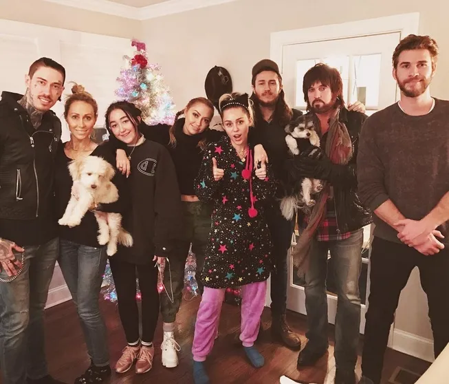 Miley dan Liam rayakan natal dengan keluarga Cyrus. ©/instagram.com/brandicyrus