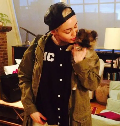 Miley Cyrus Sedang Menggendong Si Kecil Moonie @ Twitter.com/MileyCyrus