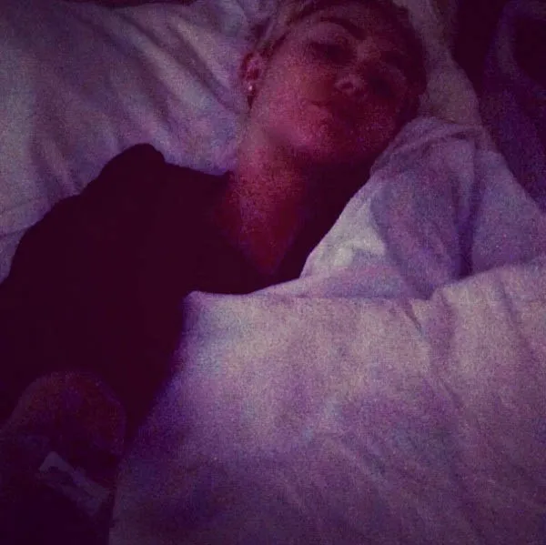 Di rumah sakit, Miley Cyrus masih sempat berfoto selfie. ©Twitter/MileyCyrus