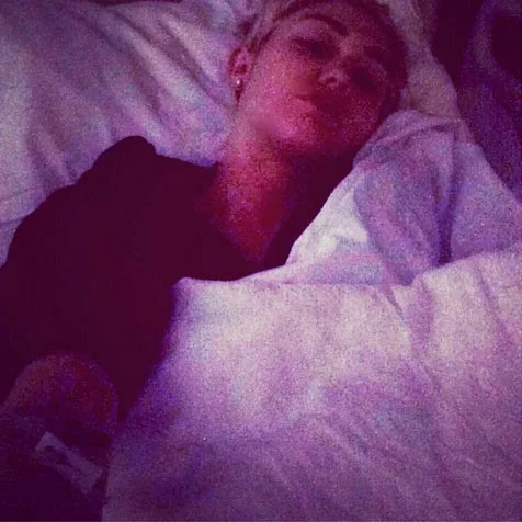 Foto Miley Cyrus di Atas Tempat Tidur @ instagram.com/mileycyrus