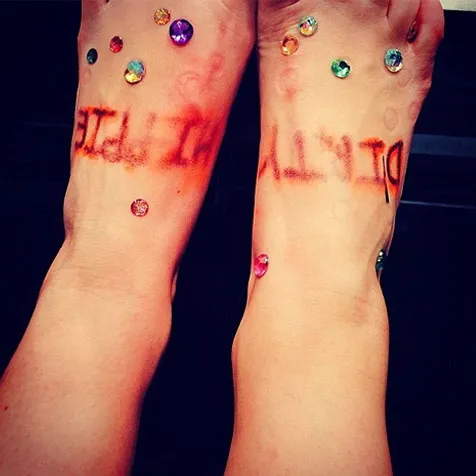 Bukan tato kok, hanya tinta yang mulai luntur @ instagram.com/mileycyrus