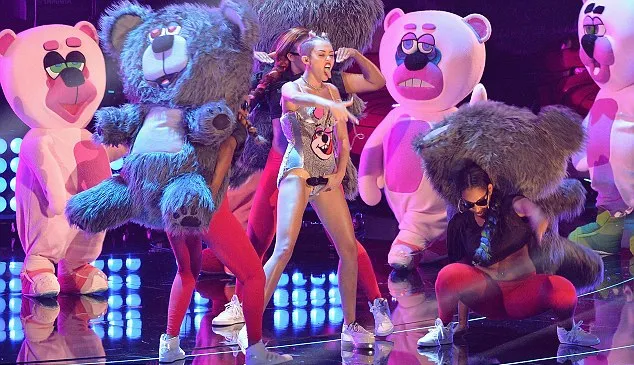 Penampilan Miley Cyrus di ajang MTV VMA 2013 @ dailymail.co.uk