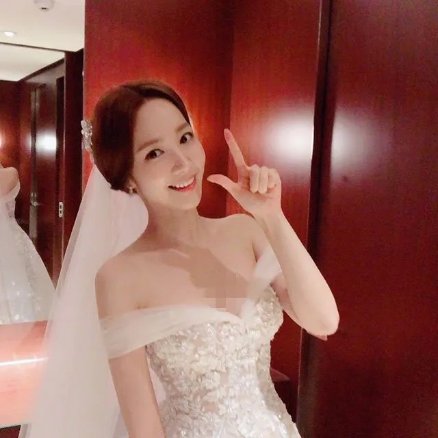 Park Min Young cantik kenakan gaun pengantin. © Instagram.com/rachel_mypark