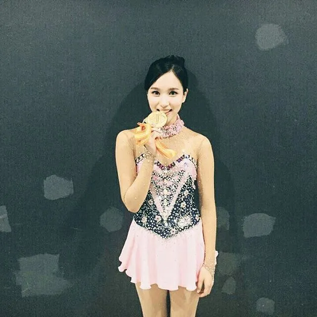 Mina pamerkan medali emas yang ia raih. Congratz! / © via koreaboo.com