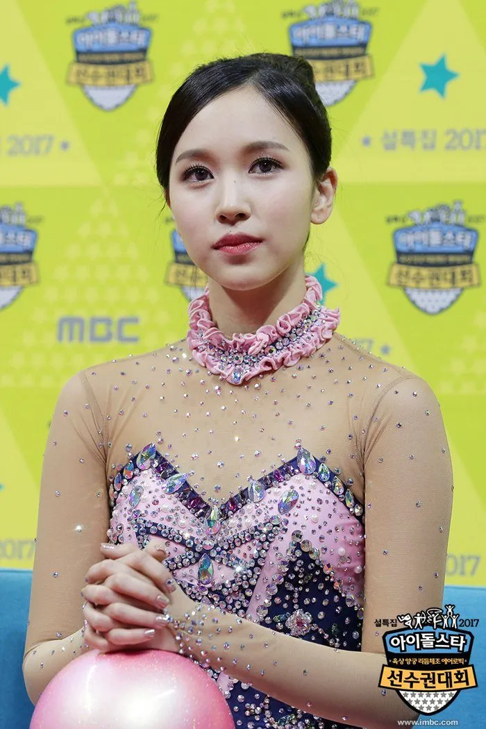 Sebagai pemanis, Mina mengenakan make-up yang sederhana namun tetap flawless. / © via koreaboo.com
